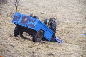Plungės rajone pievoje apsivertė traktorius – žuvo jį vairavęs vyras
