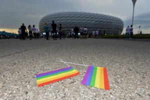 Nyderlandų žiniasklaida teigia, kad sirgaliams draudžiamos vaivorykštės spalvų vėliavos Budapešte – UEFA kaltės neprisiima