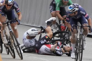 Sulaikyta „Tour de France“ žiūrovė, sukėlusi masinę dviratininkų griūtį