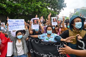 Mianmaro perversmo lyderio gimtadienį protestuotojai mini sarkastiškomis „laidotuvėmis“