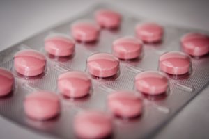 PSO pasiūlė vaistus sunkios formos COVID-19 ligai gydyti – kaina kelia rūpestį