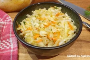 Traškios šviežių kopūstų salotos: receptas, kuriuo norisi dalintis