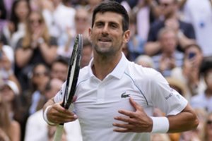 Be vargo: Novakas Džokovičius žengė į Vimbldono teniso turnyro pusfinalį