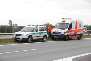 Tragiška avarija Telšių r.: apvirtus automobiliui žuvo vyras, dar vienas žmogus sužalotas