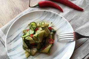 Aštrios agurkų salotos: kai norisi ko nors ypatingo ir neatsibodusio