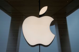 „Apple“ planuoja šiemet gerokai padidinti naujos kartos „iPhone“ gamybą