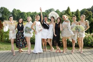 Tarp kvepiančių gėlių Kaune modeliais tapo ir žinomos moterys, ir garsūs kovotojai