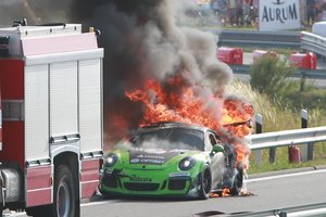 „Aurum 1006 km“ lenktynėse užsiliepsnojo „Porsche“: varžybos atnaujintos, laimėtojas paaiškės 22 valandą 