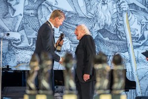 Vilniaus Rotušėje iškilmingai įteiktos Šv. Kristoforo statulėlės: kas šiemet pelnė apdovanojimus