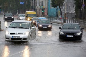 Įspėja apie liūčių ir krušos pavojų automobiliams: žala gali siekti ir keliasdešimt tūkstančių eurų