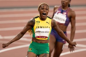 Moterų 100 metrų bėgime visą pakylą užėmė jamaikietės, o triumfavusi E. Thompson-Herah dar ir atnaujino 33 metų senumo rekordą