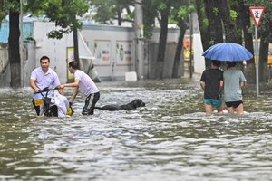Potvyniai Kinijoje pareikalavo jau daugiau nei 300 žmonių gyvybių