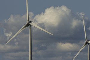 Išaugusi vėjo jėgainių generacija sumažino importą ir elektros kainą