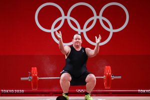 Pirmoji translytė olimpietė Tokijuje patyrė fiasko: neiškėlė pradinio svorio