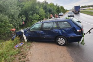 Vilniaus pakraštyje nuo kelio nusivartė girto baltarusio „Peugeot“
