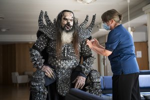 „Lordi“ dainininkas pasiskiepijo, vilkėdamas sceninį kostiumą