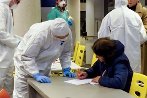 Epidemiologai stebi nepalankius ženklus: įmonėse dramatiškai padaugėjo viruso protrūkių