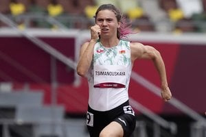 Dėl bandymo priversti baltarusių atletę grįžti namo du Baltarusijos treneriai neteko akreditacijų