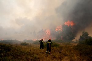 Karščio bangos Graikiją pavertė parako statine: šalyje toliau siautėja dešimtys gaisrų