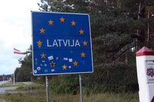 Migrantai iš Baltarusijos jau veržiasi ir per Latvijos sieną: sulaikyti 28 žmonės