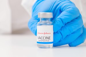 „Janssen“ vakcina retais atvejais gali sukelti imuninę ligą ir spengimą ausyse
