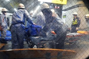 Kraupus išpuolis Tokijuje: traukinyje subadyti devyni žmonės
