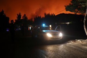 Graikijoje tęsiantis gaisrams, evakuojama tūkstančiai turistų ir vietos gyventojų