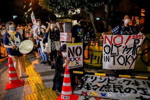 Kritikuojamas Japonijos premjeras Y. Suga dėkojo gyventojams už saugią olimpiadą per pandemiją