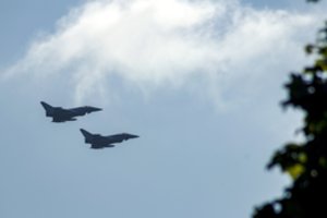 NATO oro policijos naikintuvai tris kartus kilo atpažinti ir lydėti Rusijos karinių orlaivių