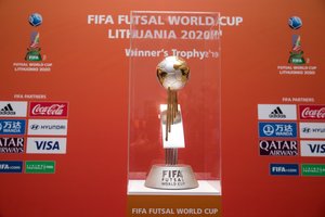 Artėjant pasaulio salės futbolo čempionatui – speciali trofėjaus kelionė per turnyro miestus