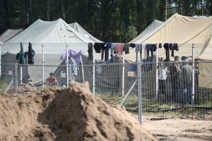 Pasienyje su Baltarusija apgręžta keliolika migrantų, įleisti trys žmonės