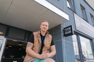 Buvęs krepšininkas atidarė restoraną – radęs laiko sėdi terasoje ir apsimeta klientu