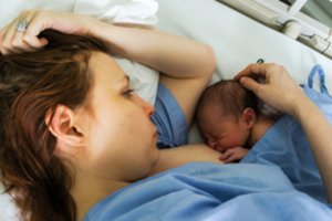 Mamų apklausa atskleidė skirtumus tarp gimdymo namų: statusai svarbūs tik popieriuose