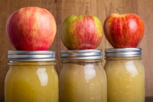 Obuolių tyrelė be cukraus, kurią noriai valgo vaikai. 5 anūkų močiutė pasidalijo receptu