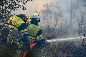 Prancūzijos Rivjeroje rimstant vėjui tikimasi suvaldyti didžiulį gamtinį gaisrą