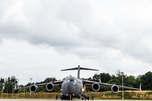 Lenkija stabdo evakuacinius skrydžius iš Afganistano, baimindamasi dėl saugumo