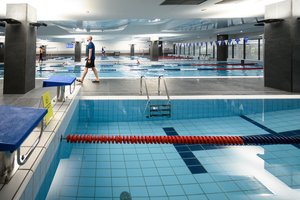 Dar viena galimybė mokytis plaukti Vilniuje – duris atvėrė „Ozo“ centre įrengtas baseinas „Plaukimo šeima“