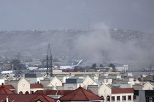 Kruvina ataka Kabule: pranešta apie du sprogimus šalia oro uosto, tarp aukų – ir JAV kariai