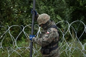 Stiprins sienos apsaugą: Lenkijos kariai stato pjaunančios vielos tvorą migrantams sulaikyti