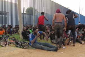 Ispanijos pareigūnai sutrukdė apie 350 migrantų patekti į Meliljos anklavą