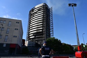 Italijoje sudegė 20 aukštų daugiabutis, pranešimų apie aukas nėra