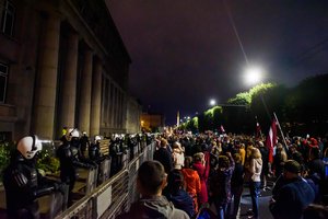 Latvijos parlamentarui už nesankcionuotą protestą prieš „privalomą skiepijimą“ – 350 eurų bauda