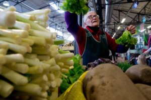 Ūkininkų produkcijos kainos pribloškia: pirkėjai jau baksnoja į mažesnes sumas prekybos centruose