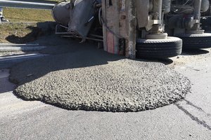 Kauno rajone apvirtusį betonvežį pakėlė speciali technika