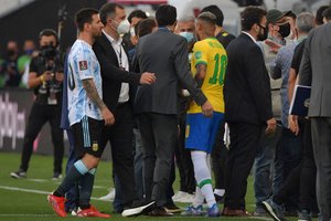 Sustabdyta jau prasidėjusi Brazilijos ir Argentinos futbolo rinktinių dvikova: į stadioną įsiveržė sveikatos apsaugos atstovas