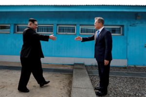 Šiaurės Korėja, manoma, surengė karinį paradą