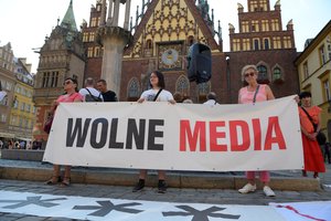 Lenkijos Senatas nubalsavo prieš ginčijamą įstatymą dėl žiniasklaidos priemonių savininkų