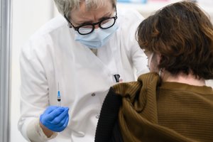 Marijampolėje moteris siekė gauti papildomą COVID-19 vakciną su svetimu dokumentu