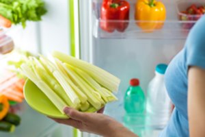 Pasakė, kurias daržoves ar vaisius geriau laikyti šaldytuve, o kurias – kambario temperatūroje