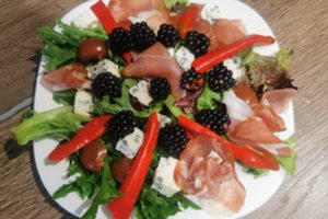 Daržovių salotos su sūriu ir kumpiu: lengva, spalvinga ir gardu